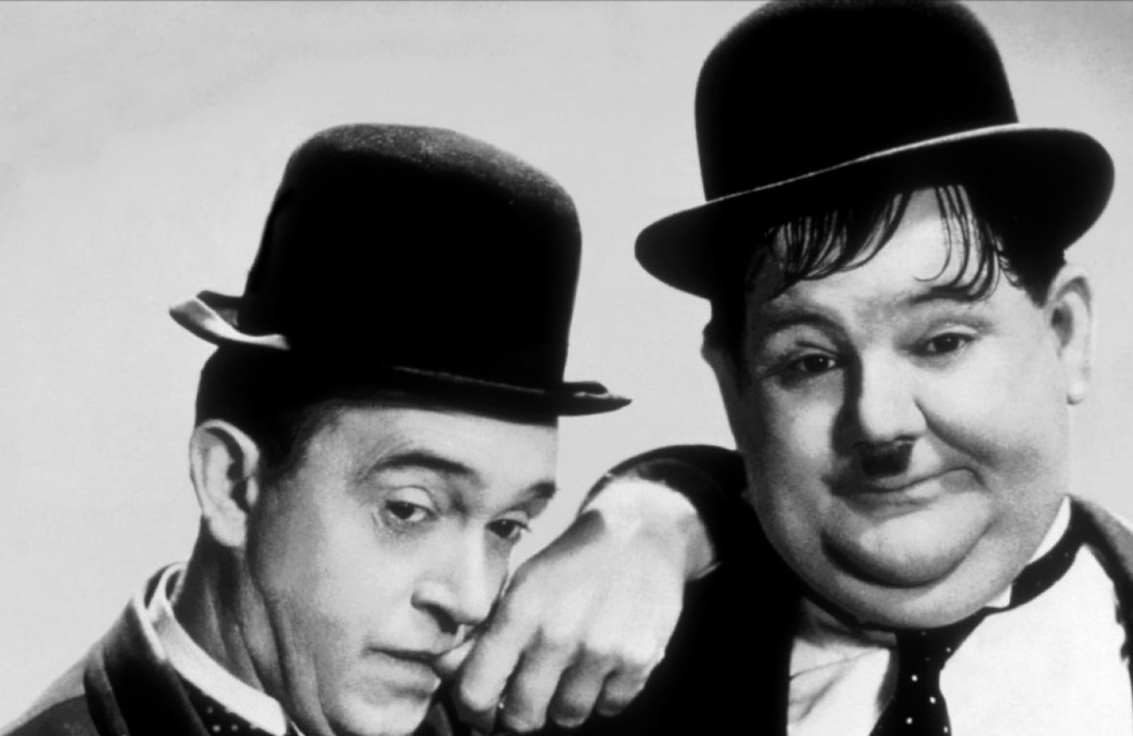 Obr. Angličan Stan Laurel (1890-1965) a Američan Oliver Hardy (1892-1957) se svými typickými (černými) buřinkami. Zdroj: http://www.playbill.com